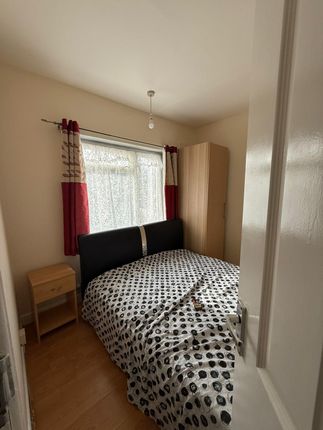 7, Crossbow Road, Chigwell photo 5