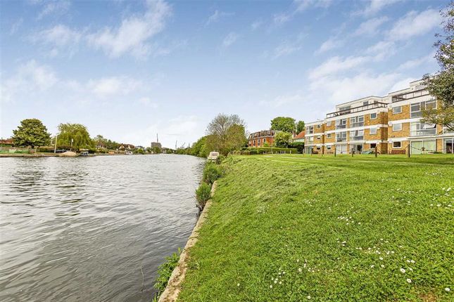Thumbnail Flat for sale in Thames Side, Staines