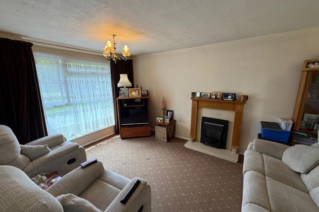 31, Halfcot Avenue, Stourbridge photo 2