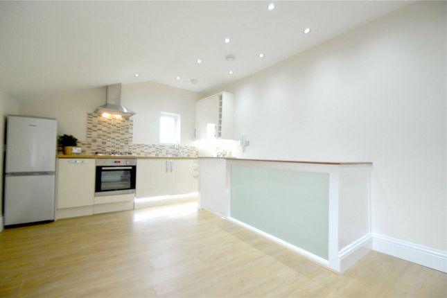 Thumbnail Flat for sale in Woodside Green, Woodside, Croydon