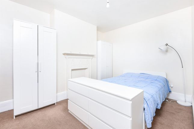 Flat to rent in Grayham Road, New Malden