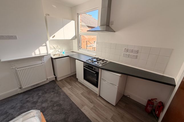 Room 5, 28, Kingsthorpe Grove, NORTHAMPTON photo 4