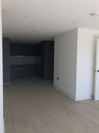 Flat 83, Colts Village Apts, London photo 3
