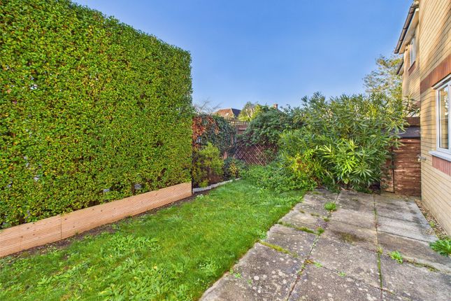 4, Shepherd Close, Feltham photo 3
