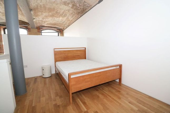 Studio flat on 322, Velvet Mill, Lil,ycroft Road, £575/mo