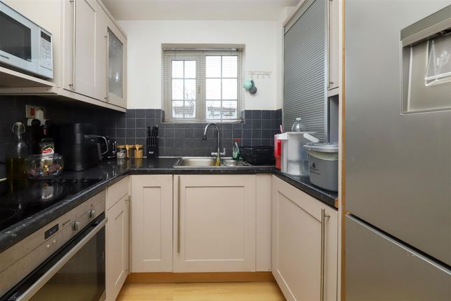 74, Newcombe Rise, Yiewsley photo 4