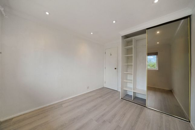30 Redgrave Close, Croydon photo 2