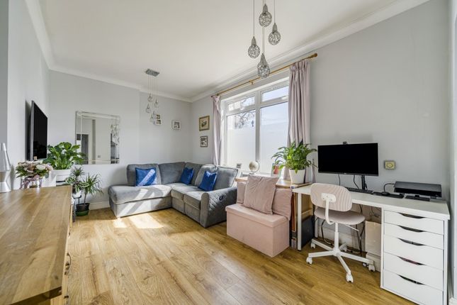 Flat 25, 23 Rydens Avenue, Walton-on-Thames photo 3