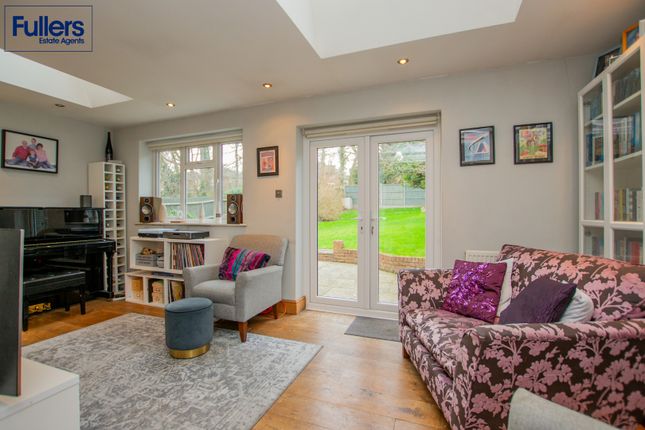 35, Slades Gardens, Enfield photo 4