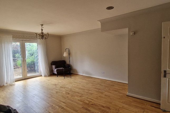 3 Limetree Court, London photo 3
