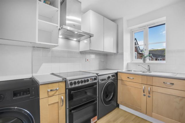 170, Mullards Close, Mitcham photo 4