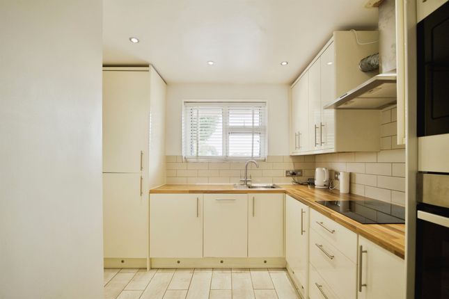 228, Cherry Tree Lane, Rainham photo 4