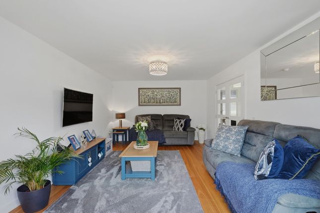 6 Carnethy Walk, Livingston photo 4