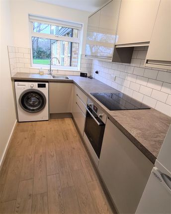 Flat to rent in Woodside Road, Sutton