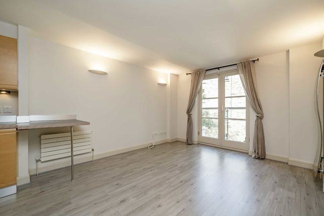 Flat 18, 35-37, Earl's Court Square, London photo 2