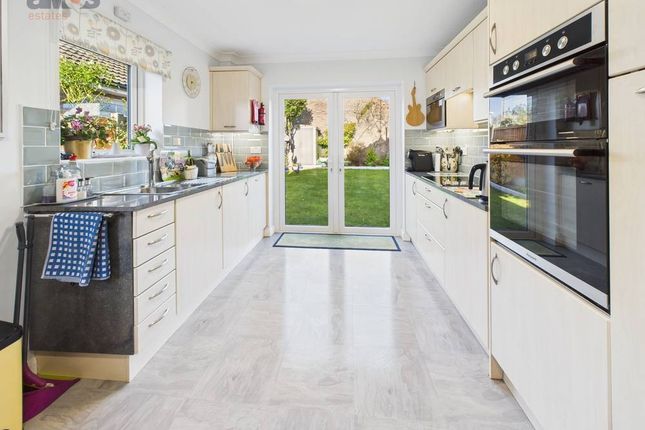 14 Arnolds Way, Rochford, Essex photo 3