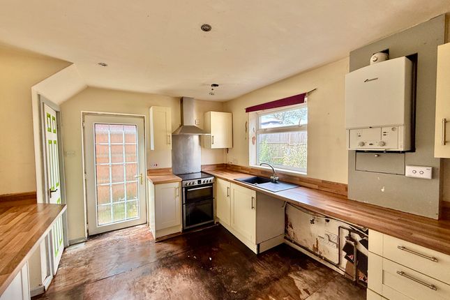 81 Brooklands Crescent, Wakefield photo 2