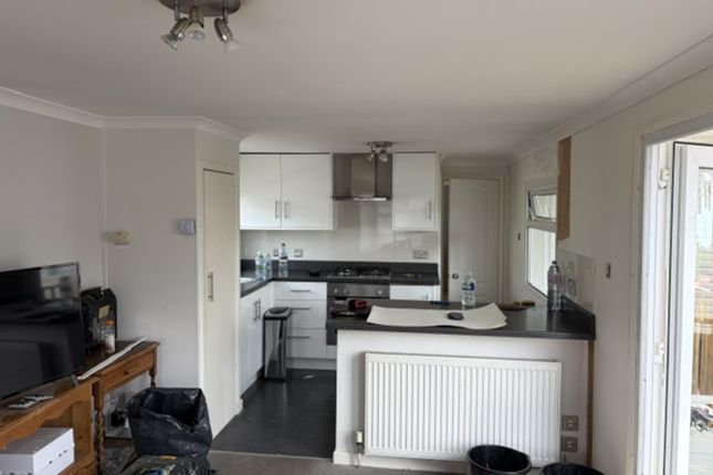 13 Coxes Avenue Upper Halliford Road, SHEPPERTON photo 2