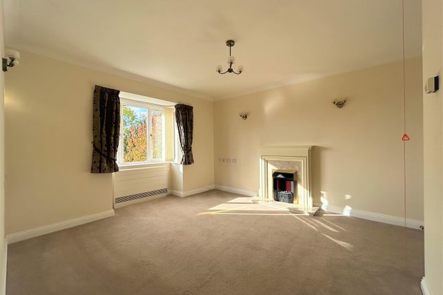 Flat for sale in Bushmead Court, Luton, Bedfordshire