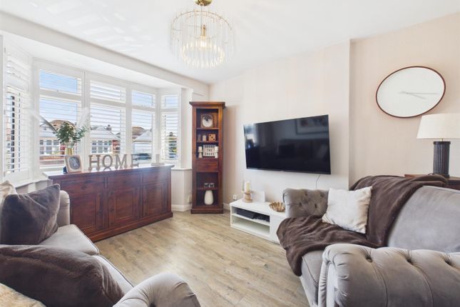 37, Willow Grove, Ruislip photo 4