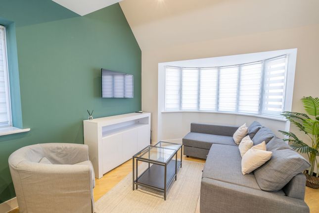 Flat 3, 6, Brighton Road, Horley, Horley photo 4