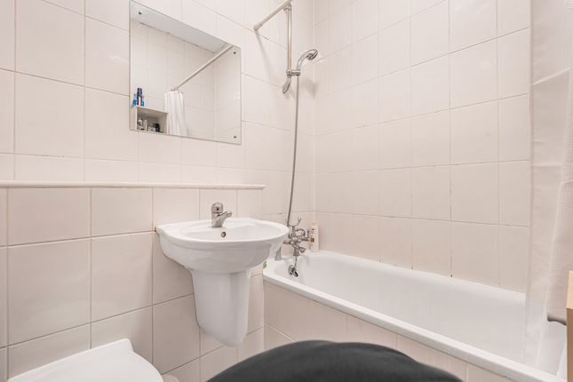 Flat First Floor Flat, 18, Leopold Road, London photo 4