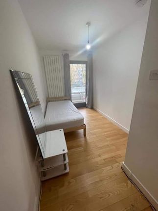 Thumbnail Room to rent in Mile End Road, London