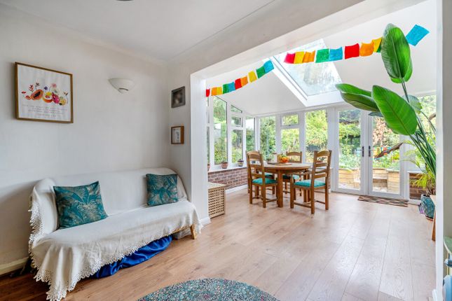 18, Loop Road, Surrey photo 2