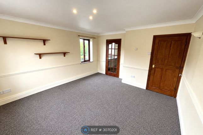 Queens Court, Madeley, Telford photo 3