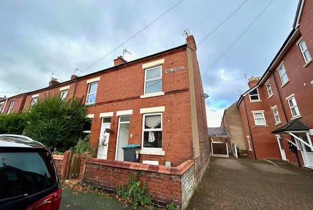 2-bed house on 2, Wrexham, £900/mo