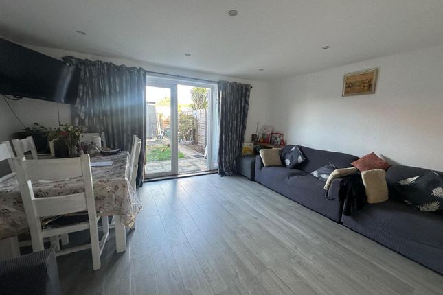 94, Grampian Way, Slough photo 2