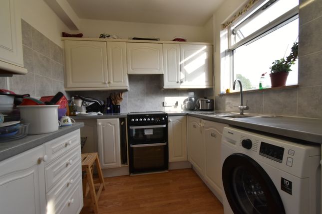 29 Chestnut Grove, WEMBLEY photo 5