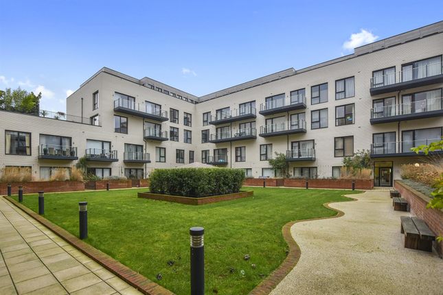 Flat for sale in Fairmont Mews, London