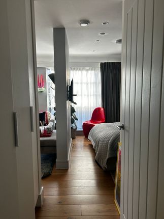 Flat to rent in Highshore Road, London