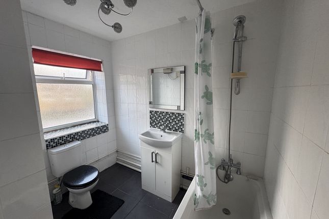 Flat Flat 9, Montague Buildings, Southchurch Road, Southend-on-sea photo 4