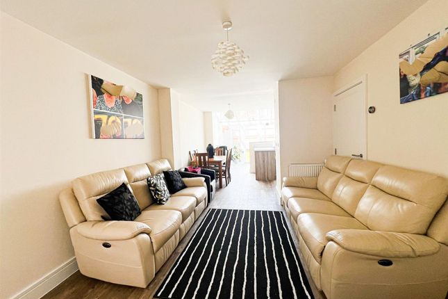 44 Five Oaks Lane, Chigwell photo 2