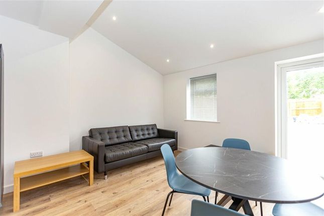 Bright And Tidy Living Room Featuring Modern Furni...