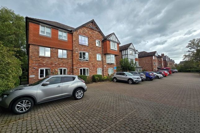1-bed flat on Grove Avenue, WILMSLOW, £65,000