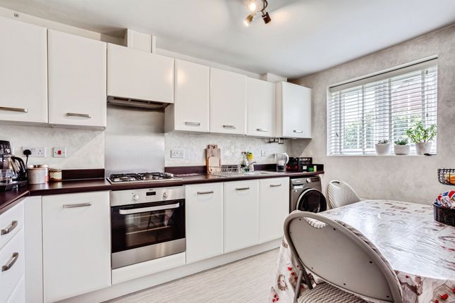 19, Clay Close, Wakefield photo 3