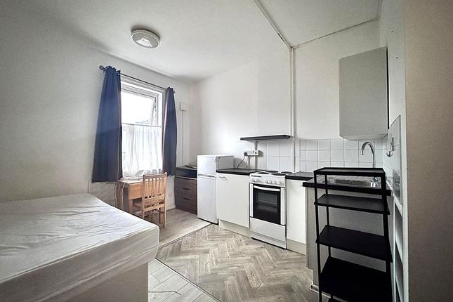 1-bed detached on 14 Cyprus Road, Finchley, £1,100/mo