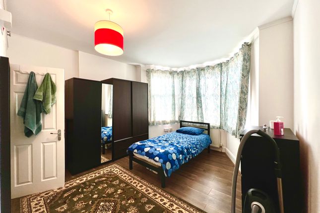 Room to rent in Great North Road, Barnet