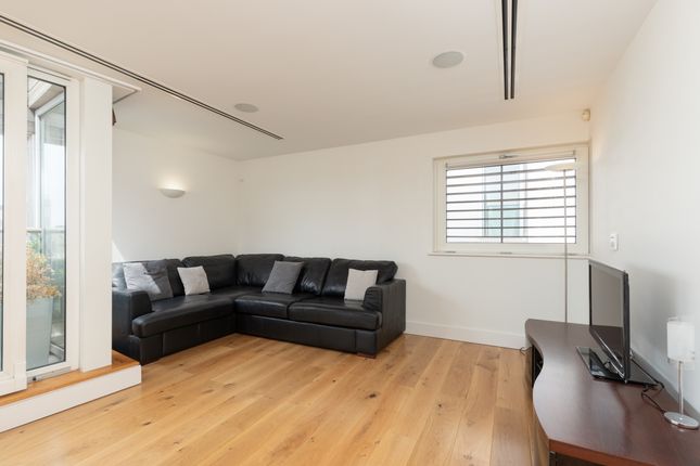 Flat to rent in East Lane, London