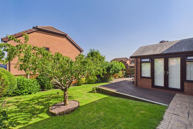 20, Clowes Drive, Telford photo 2