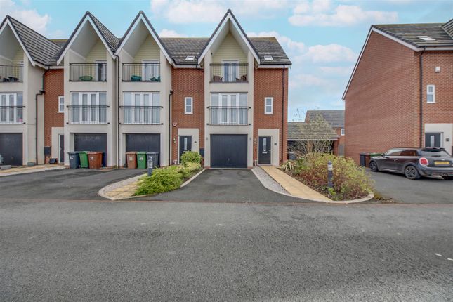 Town house for sale in Maplebeck Drive, Southport