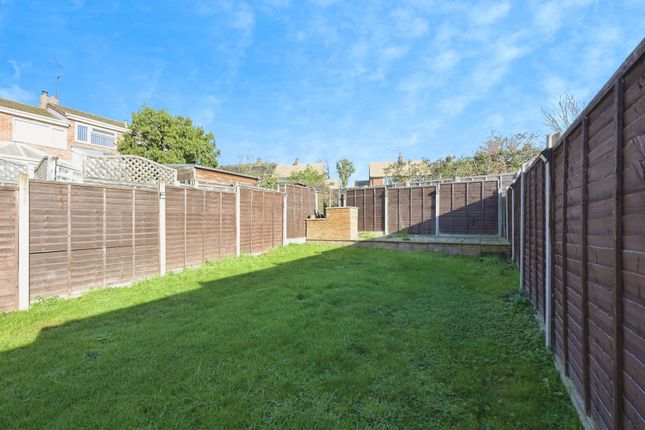 25, Whiteley Close, WARE photo 3