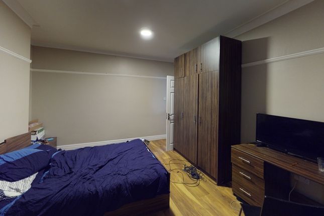 Dennistead Crescent, Leeds photo 5
