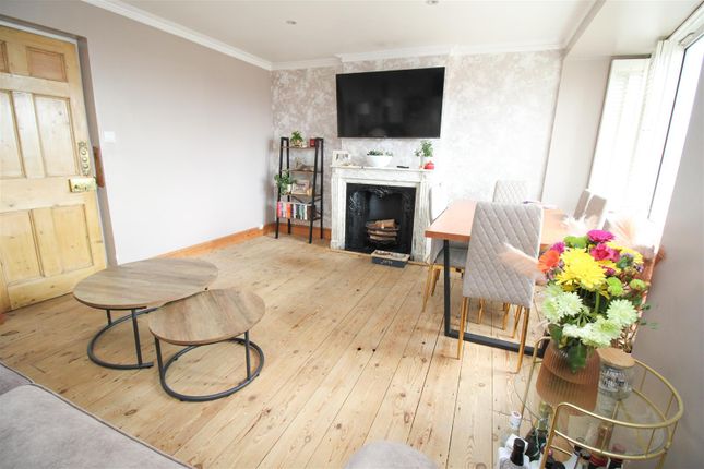 124, Little Grove Field, Harlow photo 2