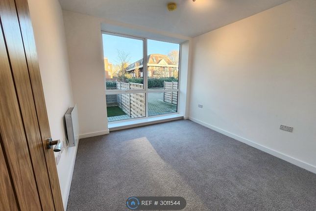 Flat, Thornetts House Challenge Court, Leatherhead photo 5