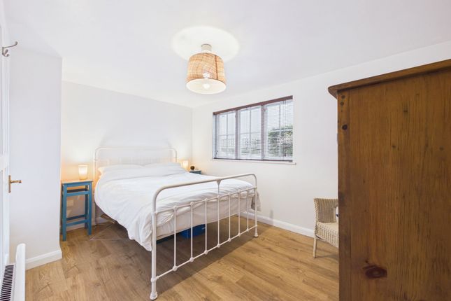 Flat 2, 1 South Side Tottenham Green East, London photo 3