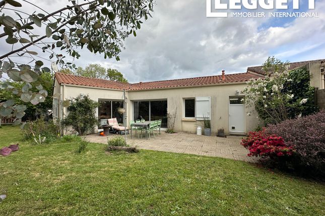 Villa for sale in La Roche-Sur-Yon, Vendée, Pays De La Loire